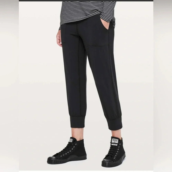 lululemon athletica Pants - Lululemon Black Align Crop 23" High Rise Jogger Womens